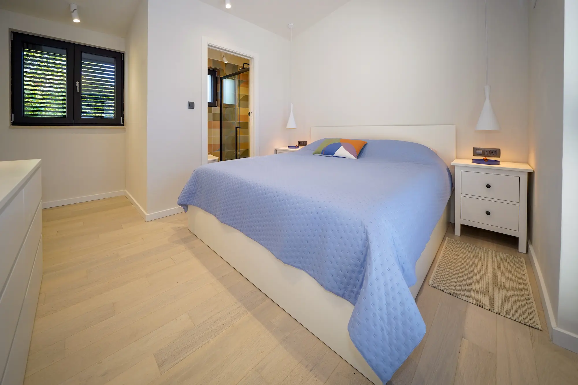 House Maxim - Upstairs Room and bathroom